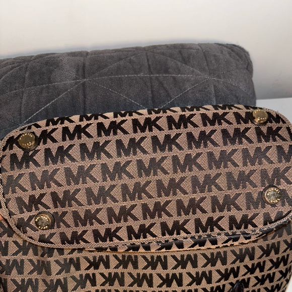 MICHAEL KORS JET SET MK Signature Black Jacquard MD PKT MF Tote Bag - Picture 5 of 7